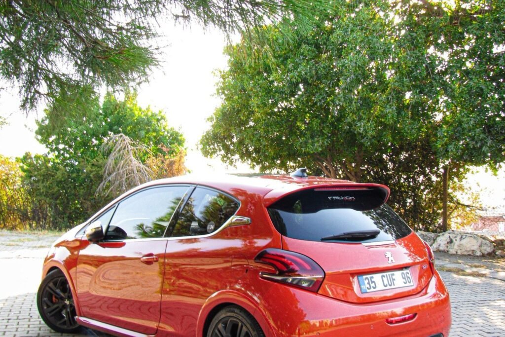 Peugeot 208 GTi rouge, trois quarts arrière